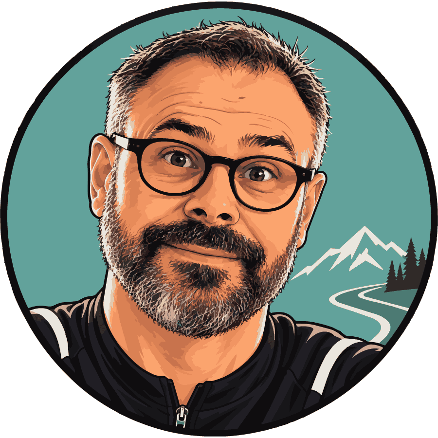 Comic-Porträt von Sepp: Vollbart, runde Brille, Berge und Straße im Hintergrund