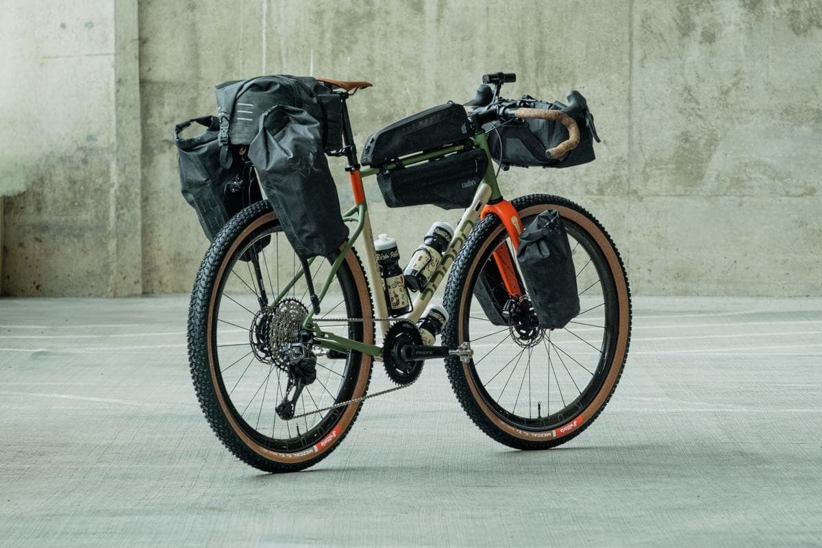 Voll bepacktes Flaanimal mit Bikepacking-Taschen